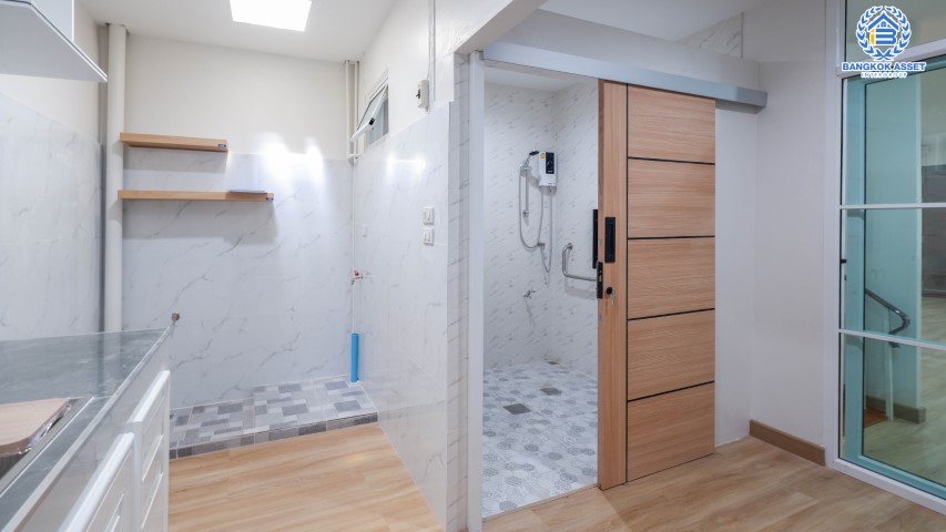 *****ทาวน์เฮ้าส์มือสองย่านกรุงเทพฯ ม.กรุงเทพ-นนทบุรี ซอยกรุงเทพ-นนทบุรี39 เนื้อที่ 17.30 ตร.ว. ฟังก์ชัน 2 ห้องนอน 2 ห้องน้ำ ที่จอดรถ 1 คัน บ้านสวยตกแต่งสไตล์ minimalism สวยงาม พร้อมเข้าอยู่ ทำเลแห่งการเดินทาง ใกล้รถไฟฟ้าสายสีม่วง "วงศ์สว่าง" เชื่อมต่อถนนวงศ์สว่าง ถนนรัชดาภิเษก ถนนประชาชื่น ฯลฯ จองได้แล้ววันนี้!